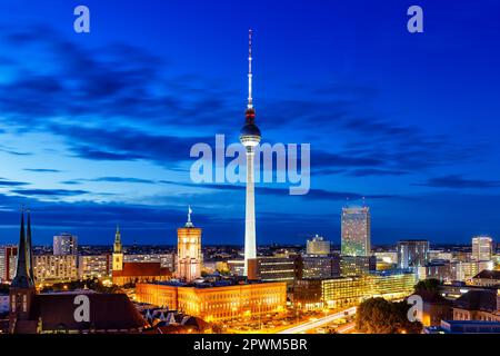 Berliner fernsehturm, Stadthaus, blaue Stunde, Dämmerung der deutschen Stadt Stockfoto