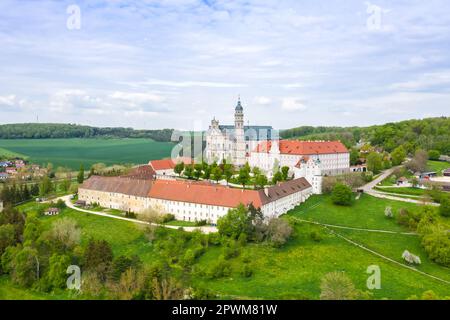 Kloster Neresheim barocke Klosterkirche Luftaufnahme von oben in Deutschland Stockfoto