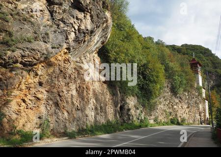Gebirgskette in Mali Zvornik, Serbien, 29. September 2022 Brasina Antimondepot, Guchevo. Felsen über der Straße. Stockfoto