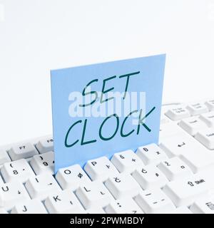 Textzeichen mit „Uhrzeit einstellen“, „Wort geschrieben“, „auf die richtige Uhrzeit setzen“ oder „Uhrzeit ändern“ Stockfoto