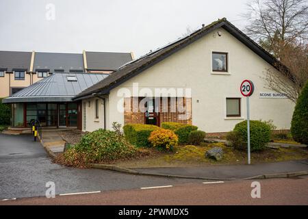 Das Dorf Scone außerhalb von Perth Schottland, wo sich der Stein des Scone, der Stein des Schicksals und der Krönungsstein im Scone Palace befinden. Stockfoto