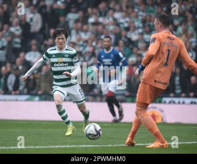 GLASGOW, SCHOTTLAND - 30. APRIL: Kyogo Furuhashi von Celtic schließt den Rangers Torwart Allan McGregor während des schottischen Cup-Halbfinalspiels zwischen Rangers und Celtic im Hampden Park am 30. April 2023 in Glasgow, Schottland. Alex Todd/SPP (Alex Todd/SPP) Kredit: SPP Sport Press Photo. Alamy Live News Stockfoto