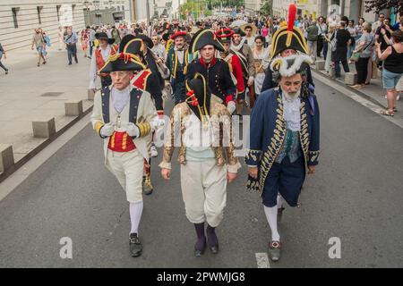 Der Aufstand vom 2. Mai 1808 ist der Name, unter dem die Ereignisse bekannt sind, die sich in Madrid, Spanien, gegen die französische Invasion in Spanien ereignet haben. Nach der Unterdrückung des Protests durch die napoleonischen Streitkräfte in Madrid, dem Aufstand in ganz Spanien, der zum Krieg der spanischen Unabhängigkeit führen würde. Mehr als 300 Menschen, Pferde und Kanonen haben an dieser historischen Repräsentation teilgenommen, einschließlich einer Parade im historischen Madrid, Paseo del Prado, Alcala, Puerta del Sol, Bürgermeister, Postas, Plaza Mayor, Ciudad Rodrigo, Plazuela de Santiago und Requena anlässlich des Aufstands im Mai 2 in der Pla Stockfoto