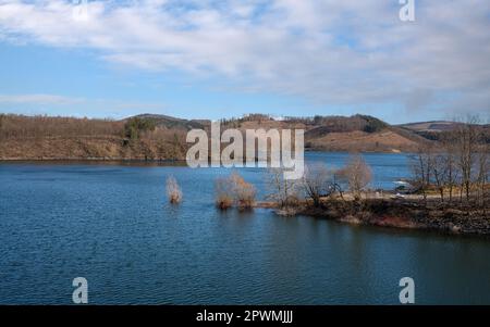 Panoramalandschaft des Ronsdorfer Stausees im Sommer, Erholungs- und Wandergebiet des Bergischen Landes, Deutschland Stockfoto