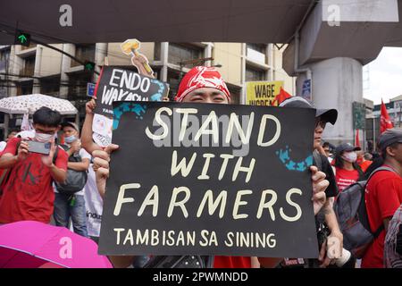 Manila, NCR, Philippinen. 1. Mai 2023. Verschiedene philippinische Arbeitsgruppen und Arbeiter feierten den Labor Day mit Protesten in Mendiola in Manila, Philippinen, um höhere Löhne und die uneingeschränkte Achtung der grundlegenden Arbeitnehmerrechte zu fordern. Die Polizei verbarrikadierte den Arch Mendiola Peach, während die Demonstranten die Kundgebung inszenieren. (Kreditbild: © Sherbien Dacalanio/Pacific Press via ZUMA Press Wire) NUR REDAKTIONELLE VERWENDUNG! Nicht für den kommerziellen GEBRAUCH! Kredit: ZUMA Press, Inc./Alamy Live News Stockfoto