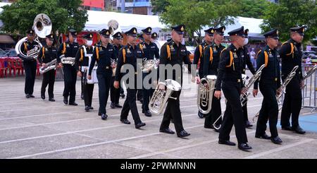 Mitglieder einer Royal Thai Army Band, die auf dieser Veranstaltung auftreten. Labor Day, Labor Day oder May Day, 1. Mai 2023, Bangkok, Thailand. Dies wird jedes Jahr in Thailand als nationaler Tag der Arbeit gefeiert und ist ein Feiertag. Stockfoto