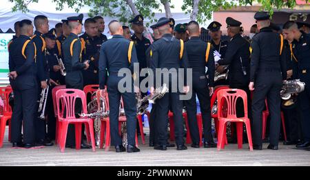 Mitglieder einer Royal Thai Army-Band, die bei dieser Veranstaltung auftreten, hören sich eine Besprechung vor der Veranstaltung an. Labor Day, Labor Day oder May Day, 1. Mai 2023, Bangkok, Thailand. Dies wird jedes Jahr in Thailand als nationaler Tag der Arbeit gefeiert und ist ein Feiertag. Stockfoto