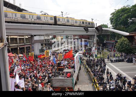 Manila, NCR, Philippinen. 1. Mai 2023. Verschiedene philippinische Arbeitsgruppen und Arbeiter feierten den Labor Day mit Protesten in Mendiola in Manila, Philippinen, um höhere Löhne und die uneingeschränkte Achtung der grundlegenden Arbeitnehmerrechte zu fordern. Die Polizei verbarrikadierte den Arch Mendiola Peach, während die Demonstranten die Kundgebung inszenieren. (Kreditbild: © Sherbien Dacalanio/Pacific Press via ZUMA Press Wire) NUR REDAKTIONELLE VERWENDUNG! Nicht für den kommerziellen GEBRAUCH! Kredit: ZUMA Press, Inc./Alamy Live News Stockfoto