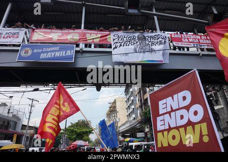 Manila, NCR, Philippinen. 1. Mai 2023. Verschiedene philippinische Arbeitsgruppen und Arbeiter feierten den Labor Day mit Protesten in Mendiola in Manila, Philippinen, um höhere Löhne und die uneingeschränkte Achtung der grundlegenden Arbeitnehmerrechte zu fordern. Die Polizei verbarrikadierte den Arch Mendiola Peach, während die Demonstranten die Kundgebung inszenieren. (Kreditbild: © Sherbien Dacalanio/Pacific Press via ZUMA Press Wire) NUR REDAKTIONELLE VERWENDUNG! Nicht für den kommerziellen GEBRAUCH! Kredit: ZUMA Press, Inc./Alamy Live News Stockfoto