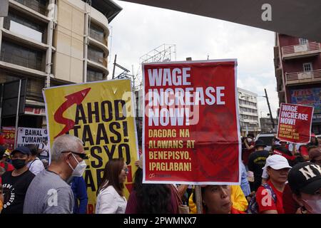 Manila, NCR, Philippinen. 1. Mai 2023. Verschiedene philippinische Arbeitsgruppen und Arbeiter feierten den Labor Day mit Protesten in Mendiola in Manila, Philippinen, um höhere Löhne und die uneingeschränkte Achtung der grundlegenden Arbeitnehmerrechte zu fordern. Die Polizei verbarrikadierte den Arch Mendiola Peach, während die Demonstranten die Kundgebung inszenieren. (Kreditbild: © Sherbien Dacalanio/Pacific Press via ZUMA Press Wire) NUR REDAKTIONELLE VERWENDUNG! Nicht für den kommerziellen GEBRAUCH! Kredit: ZUMA Press, Inc./Alamy Live News Stockfoto