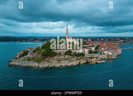 Rovinj mit dramatischen Wolken aus der Vogelperspektive Stockfoto
