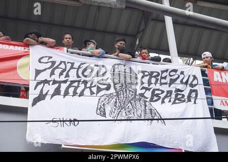 Manila, NCR, Philippinen. 1. Mai 2023. Verschiedene philippinische Arbeitsgruppen und Arbeiter feierten den Labor Day mit Protesten in Mendiola in Manila, Philippinen, um höhere Löhne und die uneingeschränkte Achtung der grundlegenden Arbeitnehmerrechte zu fordern. Die Polizei verbarrikadierte den Arch Mendiola Peach, während die Demonstranten die Kundgebung inszenieren. (Kreditbild: © Sherbien Dacalanio/Pacific Press via ZUMA Press Wire) NUR REDAKTIONELLE VERWENDUNG! Nicht für den kommerziellen GEBRAUCH! Kredit: ZUMA Press, Inc./Alamy Live News Stockfoto