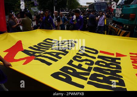 Manila, NCR, Philippinen. 1. Mai 2023. Verschiedene philippinische Arbeitsgruppen und Arbeiter feierten den Labor Day mit Protesten in Mendiola in Manila, Philippinen, um höhere Löhne und die uneingeschränkte Achtung der grundlegenden Arbeitnehmerrechte zu fordern. Die Polizei verbarrikadierte den Arch Mendiola Peach, während die Demonstranten die Kundgebung inszenieren. (Kreditbild: © Sherbien Dacalanio/Pacific Press via ZUMA Press Wire) NUR REDAKTIONELLE VERWENDUNG! Nicht für den kommerziellen GEBRAUCH! Kredit: ZUMA Press, Inc./Alamy Live News Stockfoto