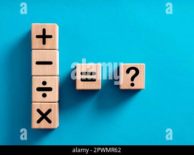 Symbole für grundlegende mathematische Operationen. Plus, Minus, Multiplizieren, Dividieren, gleich und Fragezeichen auf Holzwürfeln. Mathematik oder Mathematik Stockfoto