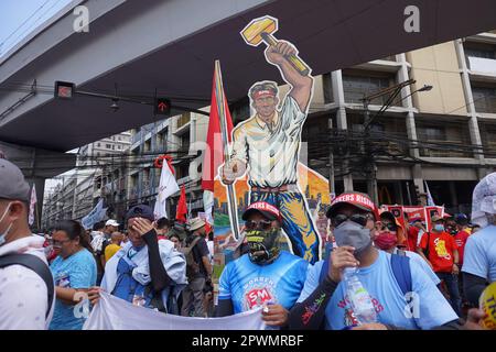 Manila, NCR, Philippinen. 1. Mai 2023. Verschiedene philippinische Arbeitsgruppen und Arbeiter feierten den Labor Day mit Protesten in Mendiola in Manila, Philippinen, um höhere Löhne und die uneingeschränkte Achtung der grundlegenden Arbeitnehmerrechte zu fordern. Die Polizei verbarrikadierte den Arch Mendiola Peach, während die Demonstranten die Kundgebung inszenieren. (Kreditbild: © Sherbien Dacalanio/Pacific Press via ZUMA Press Wire) NUR REDAKTIONELLE VERWENDUNG! Nicht für den kommerziellen GEBRAUCH! Kredit: ZUMA Press, Inc./Alamy Live News Stockfoto