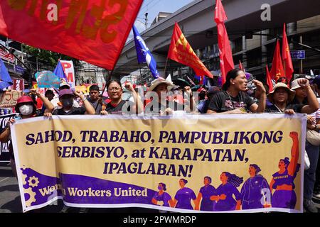 Manila, NCR, Philippinen. 1. Mai 2023. Verschiedene philippinische Arbeitsgruppen und Arbeiter feierten den Labor Day mit Protesten in Mendiola in Manila, Philippinen, um höhere Löhne und die uneingeschränkte Achtung der grundlegenden Arbeitnehmerrechte zu fordern. Die Polizei verbarrikadierte den Arch Mendiola Peach, während die Demonstranten die Kundgebung inszenieren. (Kreditbild: © Sherbien Dacalanio/Pacific Press via ZUMA Press Wire) NUR REDAKTIONELLE VERWENDUNG! Nicht für den kommerziellen GEBRAUCH! Kredit: ZUMA Press, Inc./Alamy Live News Stockfoto