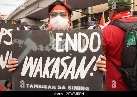 Manila, NCR, Philippinen. 1. Mai 2023. Verschiedene philippinische Arbeitsgruppen und Arbeiter feierten den Labor Day mit Protesten in Mendiola in Manila, Philippinen, um höhere Löhne und die uneingeschränkte Achtung der grundlegenden Arbeitnehmerrechte zu fordern. Die Polizei verbarrikadierte den Arch Mendiola Peach, während die Demonstranten die Kundgebung inszenieren. (Kreditbild: © Sherbien Dacalanio/Pacific Press via ZUMA Press Wire) NUR REDAKTIONELLE VERWENDUNG! Nicht für den kommerziellen GEBRAUCH! Kredit: ZUMA Press, Inc./Alamy Live News Stockfoto