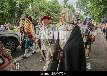 30. April 2023, Madrid, Madrid, Spanien: Der Aufstand vom 2. Mai 1808 ist der Name, unter dem die Ereignisse bekannt sind, die sich in Madrid, Spanien, gegen die französische Invasion in Spanien ereignet haben. Nach der Unterdrückung des Protests durch die napoleonischen Streitkräfte in Madrid, dem Aufstand in ganz Spanien, der zum Krieg der spanischen Unabhängigkeit führen würde. Mehr als 300 Menschen, Pferde und Kanonen haben an dieser historischen Repräsentation teilgenommen, einschließlich einer Parade im historischen Madrid, Paseo del Prado, Alcala, Puerta del Sol, Bürgermeister, Postas, Plaza Mayor, Ciudad Rodrigo, Plazuela de Santiago und Requena Comm Stockfoto