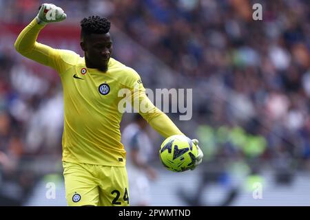 Mailand, Italien. 30. April 2023. Andre Onana vom FC Internazionale Gesten beim Spiel der Serie A vor dem FC Internazionale und der SS Lazio im Stadio Giuseppe Meazza am 30. April 2023 in Mailand, Italien . Kredit: Marco Canoniero/Alamy Live News Stockfoto