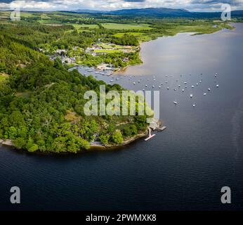 Blick aus der Vogelperspektive auf Balmaha - ein kleines Dorf am Ufer des Loch Lomond in den schottischen Highlands Stockfoto