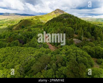 Luftaufnahme des „Conic Hill“ in der Nähe des Dorfes Balmaha am Ufer des Loch Lomond, Schottland Stockfoto