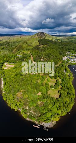 Luftaufnahme des „Conic Hill“ in der Nähe des Dorfes Balmaha am Ufer des Loch Lomond, Schottland Stockfoto