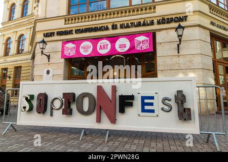 SopronFest Bildunterschrift vor Liszt Ferenc Paragencia es Kulturalis Kozpont (Konferenz- und Kulturzentrum, Sopron, Ungarn) Stockfoto