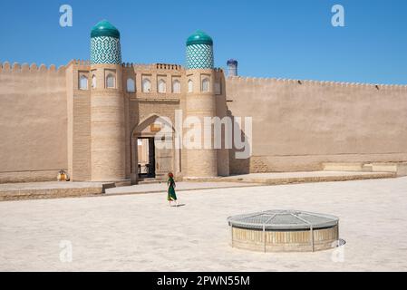 KHIVA, USBEKISTAN - 05. SEPTEMBER 2022: Ein Tourist im Zentrum der Altstadt von Ichan-Kala am frühen Morgen. Khiva, Usbekistan Stockfoto