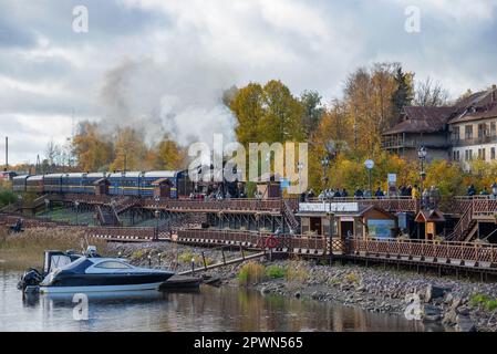 SORTAVALA, RUSSLAND - 09. OKTOBER 2022: Der Retro-Touristenzug fährt am Bahnhof Sortavala, Karelien ein Stockfoto