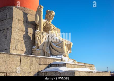 ST. PETERSBURG, RUSSLAND - 02. APRIL 2023: Skulptur „Newa“ auf der südlichen Rostralsäule. St. Petersburg Stockfoto