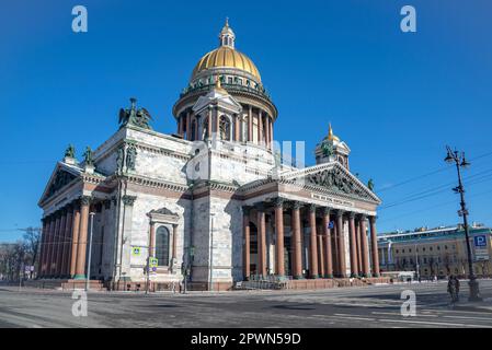 ST. PETERSBURG, RUSSLAND - 02. APRIL 2023: ST. Isaakskathedrale an einem Frühlingstag, St. Petersburg Stockfoto