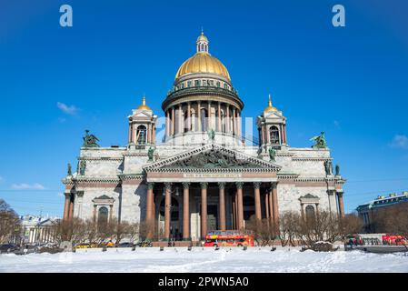 ST. PETERSBURG, RUSSLAND - 02. APRIL 2023: Touristenbus in St. Isaakskathedrale, St. Petersburg Stockfoto