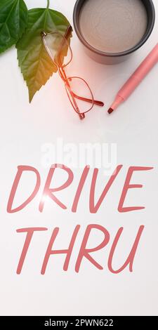 Schreiben mit Text Drive Thru, Internet Concept Place, wo Sie die Art des Service erhalten, indem Sie durch den Drive Thru fahren Stockfoto