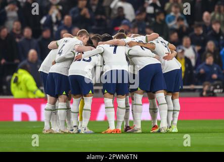 London, Großbritannien. 27. April 2023. 27. April 2023 - Tottenham Hotspur gegen Manchester United - Premier League - Tottenham Hotspur Stadium Tottenham Spieler treten vor dem Spiel der Premier League gegen Manchester United zusammen. Bildkredit: Mark Pain/Alamy Live News Stockfoto