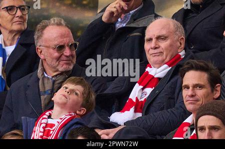 München, Deutschland. 30. April 2023. Karl-Heinz RUMMENIGGE (CEO, Vorstandsvorsitzender FCB AG) Uli HOENESS (ehemaliger Präsident des FCB), Ehrenpräsident, im Spiel FC BAYERN MUENCHEN – HERTHA BSC BERLIN 2-0 1. Deutsche Fußballliga am 30. April 2023 in München. Saison 2022/2023, Spieltag 30, 1. Bundesliga, FCB, München, 30.Spieltag. Kredit: Peter Schatz/Alamy Live News Stockfoto