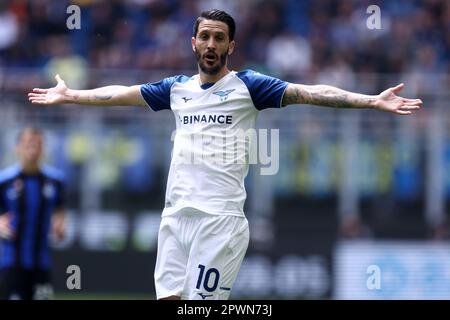 Mailand, Italien. 30. April 2023. Luis Alberto von der SS Lazio Gesten während des Fußballspiels der Serie A vor dem FC Internazionale und der SS Lazio im Stadio Giuseppe Meazza am 30. April 2023 in Mailand, Italien . Kredit: Marco Canoniero/Alamy Live News Stockfoto