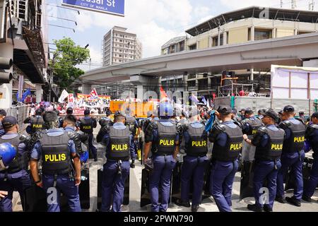 Manila, NCR, Philippinen. 1. Mai 2023. Verschiedene philippinische Arbeitsgruppen und Arbeiter feierten den Labor Day mit Protesten in Mendiola in Manila, Philippinen, um höhere Löhne und die uneingeschränkte Achtung der grundlegenden Arbeitnehmerrechte zu fordern. Die Polizei verbarrikadierte den Arch Mendiola Peach, während die Demonstranten die Kundgebung inszenieren. (Kreditbild: © Sherbien Dacalanio/Pacific Press via ZUMA Press Wire) NUR REDAKTIONELLE VERWENDUNG! Nicht für den kommerziellen GEBRAUCH! Kredit: ZUMA Press, Inc./Alamy Live News Stockfoto