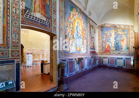 San Gimignano. Toskana. Italien. Fresken in der Kirche San Lorenzo in Ponte. Madonna col Bambino in gloria (Madonna mit Kind in Ruhm) von Simone M. Stockfoto