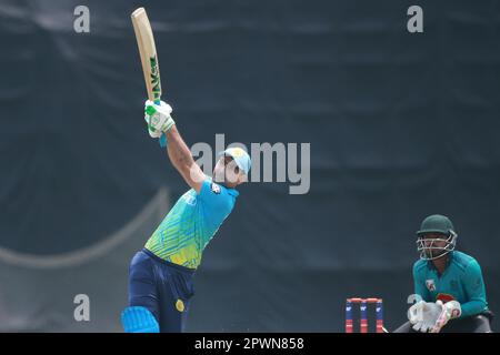 Abahani Ltd. Ausländischer Spieler Pakistanischer Cricketspieler Khushdil Shah schlägt während des 2022-23-Superliga-Spiels der Dhaka Premier Division Cricket League Stockfoto