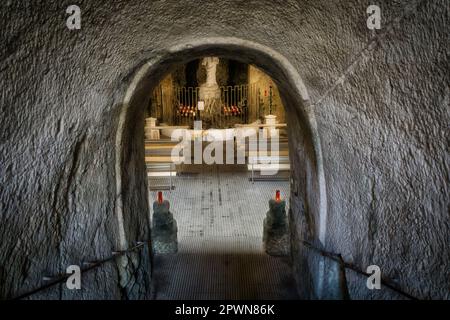 Malta, Mellieha - Eingang zum kleinen unterirdischen Schrein, der in einer Höhle geschnitten wurde und der Muttergottes von der Grotte gewidmet ist. Stockfoto