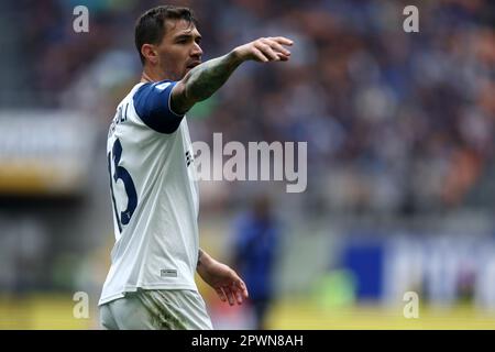 Mailand, Italien. 30. April 2023. Alessio Romagnoli der SS Lazio Gesten während des Fußballspiels der Serie A vor dem FC Internazionale und der SS Lazio im Stadio Giuseppe Meazza am 30. April 2023 in Mailand, Italien. Kredit: Marco Canoniero/Alamy Live News Stockfoto