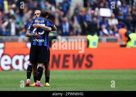 Mailand, Italien. 30. April 2023. Nicolo Barella vom FC Internazionale (F) und Federico Dimarco vom FC Internazionale (R) feiern am Ende der Serie Am 30. April 2023 in Mailand, Italien, Ein Fußballspiel zwischen dem FC Internazionale und der SS Lazio im Stadio Giuseppe Meazza . Kredit: Marco Canoniero/Alamy Live News Stockfoto