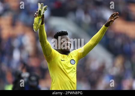 Mailand, Italien. 30. April 2023. Andre Onana vom FC Internazionale feiert am Ende des Fußballspiels der Serie A vor dem FC Internazionale und der SS Lazio im Stadio Giuseppe Meazza am 30. April 2023 in Mailand , Italien . Kredit: Marco Canoniero/Alamy Live News Stockfoto