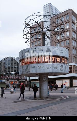 Der Alexanderplatz ist ein geschäftiger öffentlicher Platz in Berlin. Eines der bekanntesten Wahrzeichen ist die Uhr am Alexanderplatz, auch bekannt als World T Stockfoto