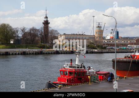 Kapitanat Portu i nieczynna latarnia morska, (Hafenbüro und Leuchtturm) Nowy Port Gdansk, Stockfoto