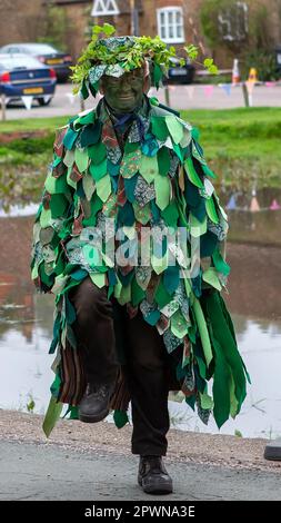 Aldbury Village, UK 1. Mai 2023. Der grüne Mann, eine traditionelle Figur in Morris Dancing warst du schon mal in einem Pub namens Green man? Dies ist ein grüner Mann, der Grüne Mann stammt aus dem Mittelalter und war „die zentrale Figur bei den Feierlichkeiten zum Maitag in Nord- und Mitteleuropa“. Da der Grüne Mann auch mit Eicheln und Weißdornblättern dargestellt wird, galt er als Symbol für Fruchtbarkeit und Wiedergeburt und repräsentierte den Kreislauf des neuen Wachstums, der jeden Frühling stattfindet. Sue Thatcher/Alamy Live News Stockfoto