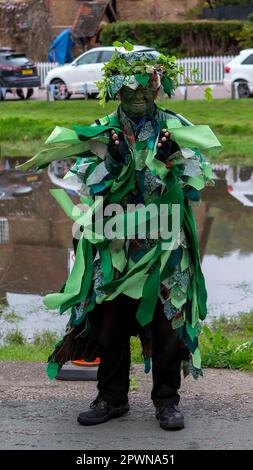 Aldbury Village, UK 1. Mai 2023. Der Grüne Mann, eine traditionelle Figur in Morris Dancing tanzt neben dem Dorfteich. Waren Sie jemals in einem Pub namens der Grüne Mann? Dies ist ein grüner Mann, der Grüne Mann stammt aus dem Mittelalter und war „die zentrale Figur bei den Feierlichkeiten zum Maitag in Nord- und Mitteleuropa“. Da der Grüne Mann auch mit Eicheln und Weißdornblättern dargestellt wird, galt er als Symbol für Fruchtbarkeit und Wiedergeburt und repräsentierte den Kreislauf des neuen Wachstums, der jeden Frühling stattfindet. Sue Thatcher/Alamy Live News Stockfoto