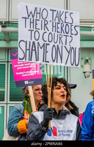 London, Großbritannien. 1. Mai 2023. Eine Streiklinie von Krankenschwestern außerhalb des UCLH-Krankenhauses als Teil des RCN organisierte Streik über Krankenpflegegeld. Kredit: Guy Bell/Alamy Live News Stockfoto