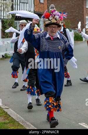 Aldbury Village, UK 1. Mai 2023. Eine Mayday-Tradition. Aldbury Village morris Männer tanzen im Morgengrauen einen traditionellen Taschentuch-Tanz, um Mayday zu begrüßen. Sue Thatcher/Alamy Live News Stockfoto