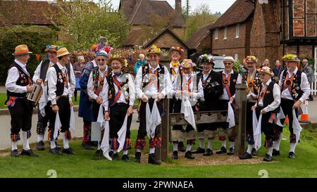 Aldbury Village, UK 1. Mai 2023. Eine Mayday Tradition. Aldbury Dorf morris Männer um die Dorfbestände herum fotografiert. Sue Thatcher/Alamy Live News Stockfoto